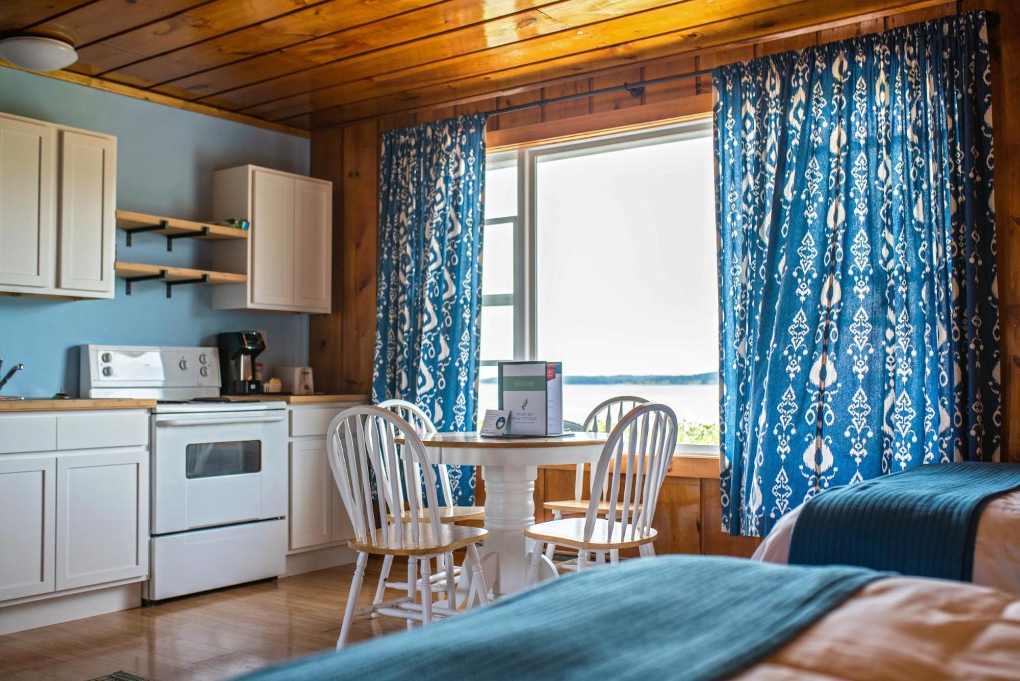 Friars Bay Inn & Cottages Welshpool Habitación foto